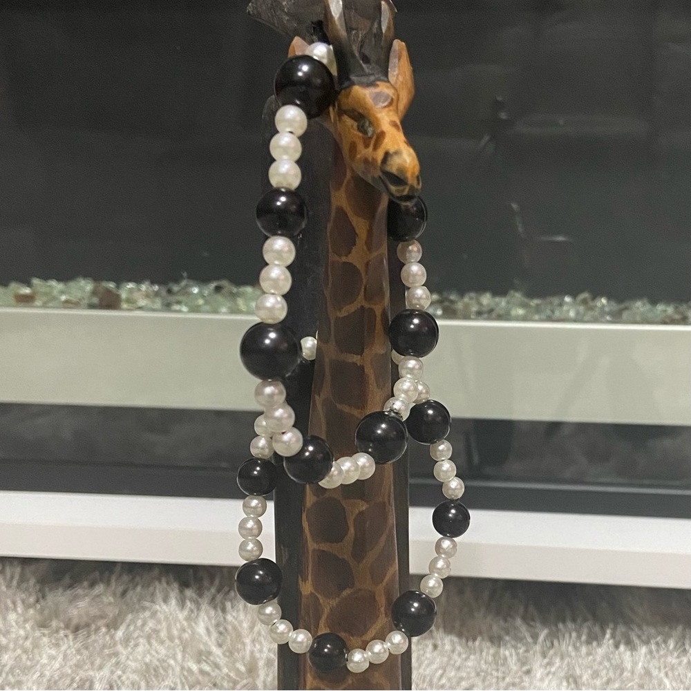 Handmade acrylic black and white pearl bead stretch bracelets. Size diameter 4”.